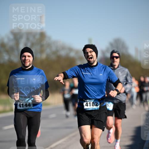 06.04.2025 - 44. Internationalen Wilhelmsburger Insellauf Dr. Thomas Lammeyer http://msf.ph/oto/7554039 06.04.2025 09:28:45 Laufen 4144, 4182 meine-sportfotos.de