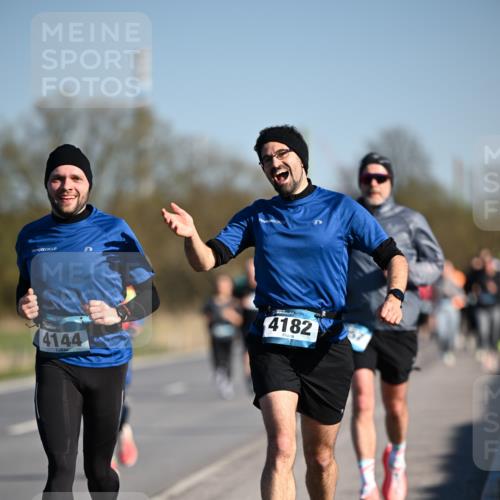 06.04.2025 - 44. Internationalen Wilhelmsburger Insellauf Dr. Thomas Lammeyer http://msf.ph/oto/7554041 06.04.2025 09:28:45 Laufen 4144, 4182 meine-sportfotos.de