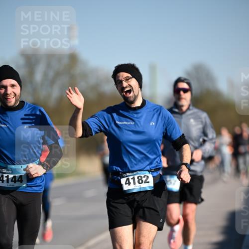 06.04.2025 - 44. Internationalen Wilhelmsburger Insellauf Dr. Thomas Lammeyer http://msf.ph/oto/7554045 06.04.2025 09:28:46 Laufen 4144, 4182 meine-sportfotos.de