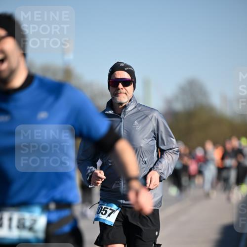06.04.2025 - 44. Internationalen Wilhelmsburger Insellauf Dr. Thomas Lammeyer http://msf.ph/oto/7554057 06.04.2025 09:28:48 Laufen 182, 057 meine-sportfotos.de