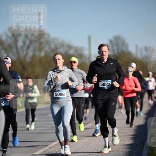 06.04.2025 - 44. Internationalen Wilhelmsburger Insellauf Dr. Thomas Lammeyer http://msf.ph/oto/7554130 06.04.2025 09:29:02 Laufen 375, 5088, 5087, 7 meine-sportfotos.de