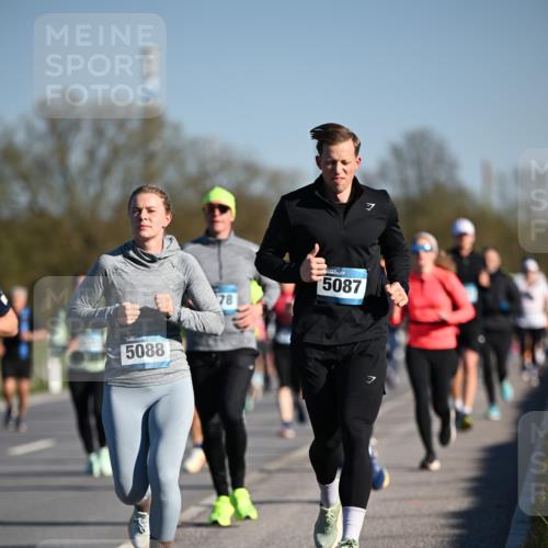 06.04.2025 - 44. Internationalen Wilhelmsburger Insellauf Dr. Thomas Lammeyer http://msf.ph/oto/7554139 06.04.2025 09:29:03 Laufen 5088, 78, 5087, 7 meine-sportfotos.de