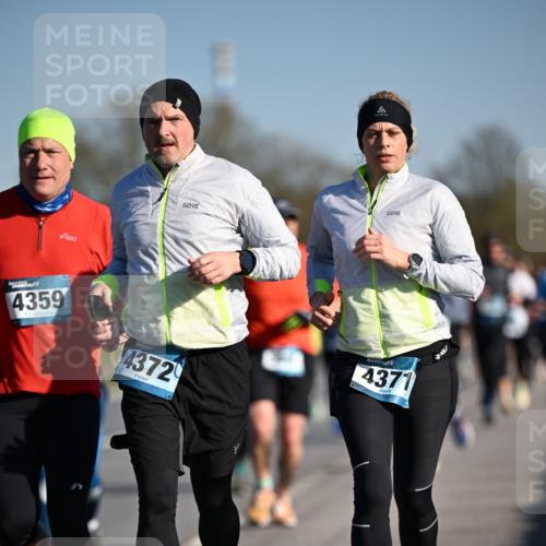 06.04.2025 - 44. Internationalen Wilhelmsburger Insellauf Dr. Thomas Lammeyer http://msf.ph/oto/7554448 06.04.2025 09:29:34 Laufen 4359, 4372, 4371 meine-sportfotos.de
