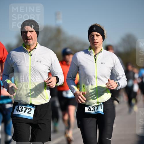 06.04.2025 - 44. Internationalen Wilhelmsburger Insellauf Dr. Thomas Lammeyer http://msf.ph/oto/7554457 06.04.2025 09:29:35 Laufen 4372, 4371 meine-sportfotos.de