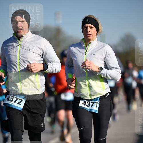 06.04.2025 - 44. Internationalen Wilhelmsburger Insellauf Dr. Thomas Lammeyer http://msf.ph/oto/7554459 06.04.2025 09:29:35 Laufen 4372, 4371 meine-sportfotos.de