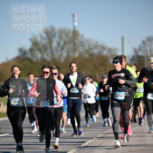 06.04.2025 - 44. Internationalen Wilhelmsburger Insellauf Dr. Thomas Lammeyer http://msf.ph/oto/7554677 06.04.2025 09:29:58 Laufen 16, 3890, 3891, 5064, 3052, 43 meine-sportfotos.de