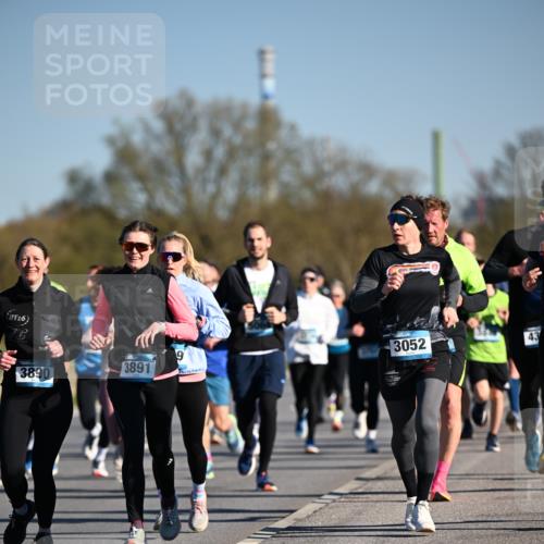06.04.2025 - 44. Internationalen Wilhelmsburger Insellauf Dr. Thomas Lammeyer http://msf.ph/oto/7554681 06.04.2025 09:29:58 Laufen 16, 3890, 3891, 9, 3052, 43 meine-sportfotos.de