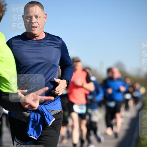 06.04.2025 - 44. Internationalen Wilhelmsburger Insellauf Dr. Thomas Lammeyer http://msf.ph/oto/7554733 06.04.2025 09:30:05 Laufen 4245 meine-sportfotos.de