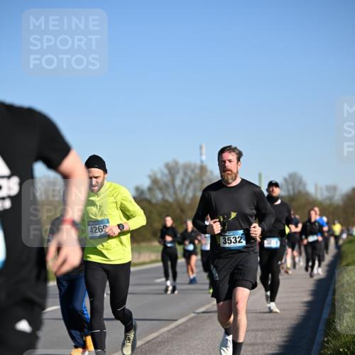 06.04.2025 - 44. Internationalen Wilhelmsburger Insellauf Dr. Thomas Lammeyer http://msf.ph/oto/7554790 06.04.2025 09:30:10 Laufen 4262, 3532 meine-sportfotos.de