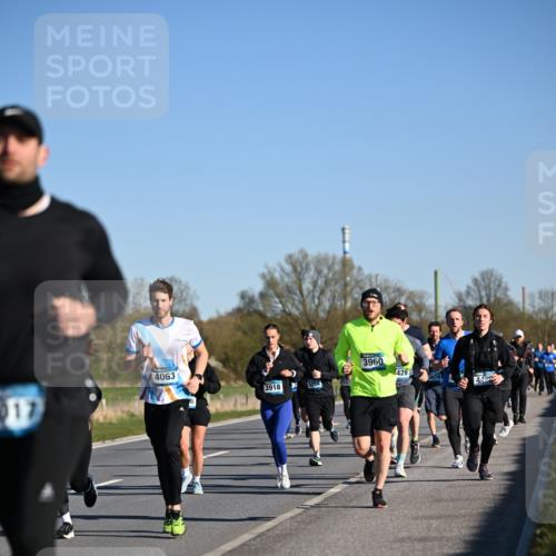 06.04.2025 - 44. Internationalen Wilhelmsburger Insellauf Dr. Thomas Lammeyer http://msf.ph/oto/7554840 06.04.2025 09:30:14 Laufen 17, 3960, 4063, 429, 3874, 3918, 5204, 448 meine-sportfotos.de