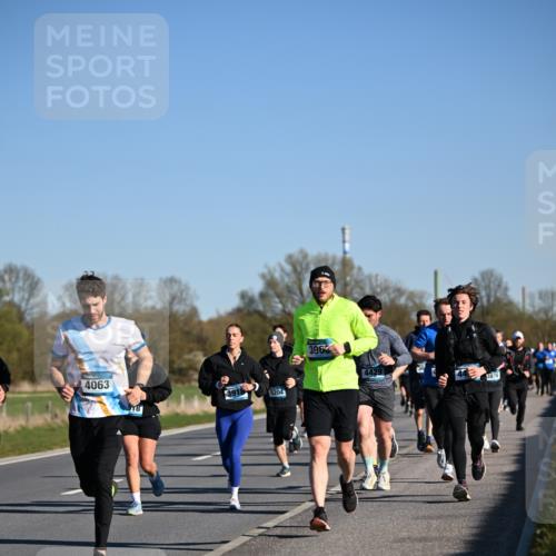06.04.2025 - 44. Internationalen Wilhelmsburger Insellauf Dr. Thomas Lammeyer http://msf.ph/oto/7554856 06.04.2025 09:30:15 Laufen 4063, 18, 3918, 5204, 3963, 4429 meine-sportfotos.de