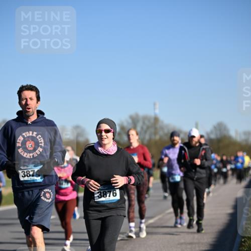 06.04.2025 - 44. Internationalen Wilhelmsburger Insellauf Dr. Thomas Lammeyer http://msf.ph/oto/7554943 06.04.2025 09:30:22 Laufen 3874, 3876 meine-sportfotos.de
