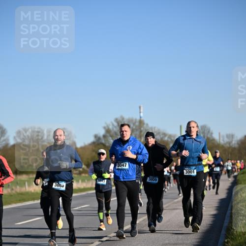 06.04.2025 - 44. Internationalen Wilhelmsburger Insellauf Dr. Thomas Lammeyer http://msf.ph/oto/7555072 06.04.2025 09:30:35 Laufen 39, 3688, 3043, 3047, 3009, 3001 meine-sportfotos.de