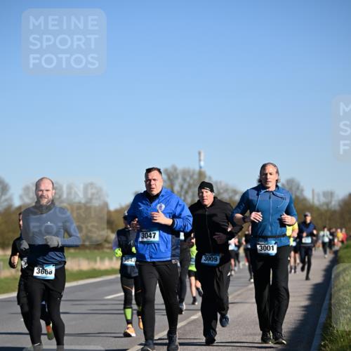 06.04.2025 - 44. Internationalen Wilhelmsburger Insellauf Dr. Thomas Lammeyer http://msf.ph/oto/7555083 06.04.2025 09:30:36 Laufen 3688, 3043, 3047, 3009, 3001 meine-sportfotos.de