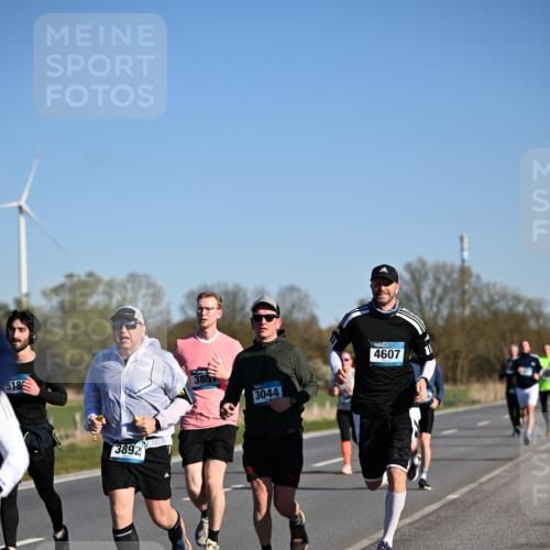 06.04.2025 - 44. Internationalen Wilhelmsburger Insellauf Dr. Thomas Lammeyer http://msf.ph/oto/7555252 06.04.2025 09:30:50 Laufen 518, 3892, 385, 3044, 4607 meine-sportfotos.de