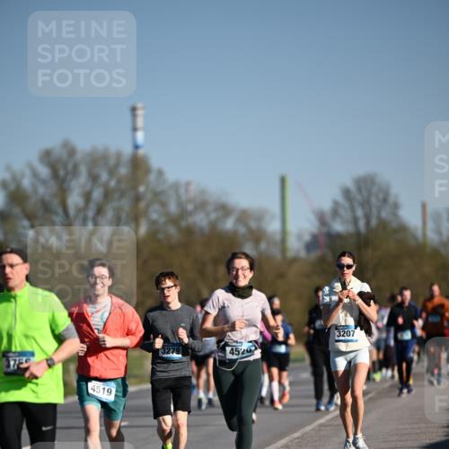 06.04.2025 - 44. Internationalen Wilhelmsburger Insellauf Dr. Thomas Lammeyer http://msf.ph/oto/7555284 06.04.2025 09:30:58 Laufen 375, 4519, 3207, 3279, 4520 meine-sportfotos.de