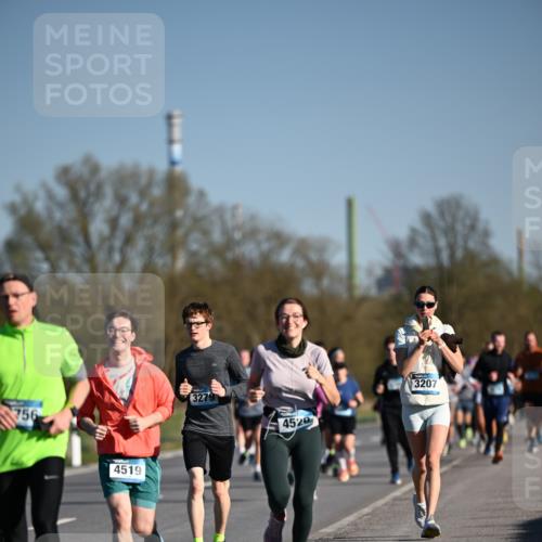 06.04.2025 - 44. Internationalen Wilhelmsburger Insellauf Dr. Thomas Lammeyer http://msf.ph/oto/7555287 06.04.2025 09:30:58 Laufen 756, 4519, 3279, 4520, 3207 meine-sportfotos.de
