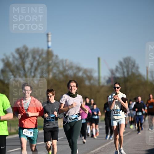 06.04.2025 - 44. Internationalen Wilhelmsburger Insellauf Dr. Thomas Lammeyer http://msf.ph/oto/7555291 06.04.2025 09:30:59 Laufen 4519, 3279, 4520, 3207 meine-sportfotos.de