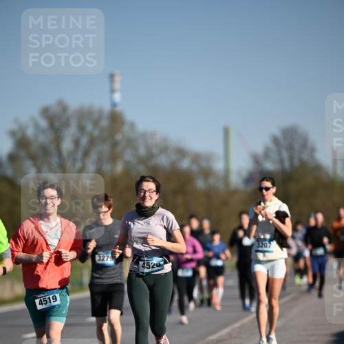 06.04.2025 - 44. Internationalen Wilhelmsburger Insellauf Dr. Thomas Lammeyer http://msf.ph/oto/7555297 06.04.2025 09:30:59 Laufen 4519, 3279, 4520, 3207 meine-sportfotos.de