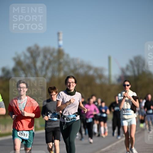 06.04.2025 - 44. Internationalen Wilhelmsburger Insellauf Dr. Thomas Lammeyer http://msf.ph/oto/7555302 06.04.2025 09:30:59 Laufen 4519, 4520, 3207 meine-sportfotos.de