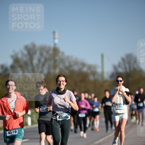 06.04.2025 - 44. Internationalen Wilhelmsburger Insellauf Dr. Thomas Lammeyer http://msf.ph/oto/7555306 06.04.2025 09:30:59 Laufen 4519, 4520, 3207 meine-sportfotos.de