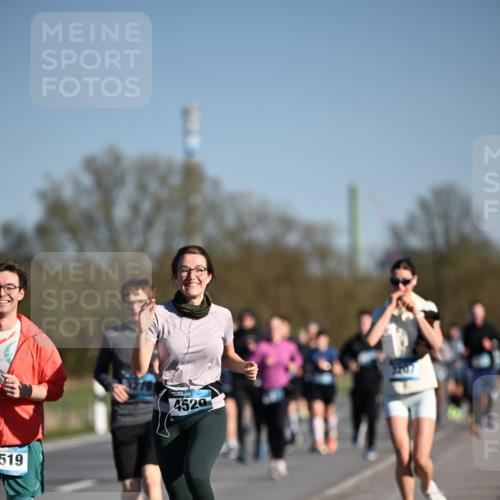 06.04.2025 - 44. Internationalen Wilhelmsburger Insellauf Dr. Thomas Lammeyer http://msf.ph/oto/7555312 06.04.2025 09:31:00 Laufen 519, 4520, 3207 meine-sportfotos.de