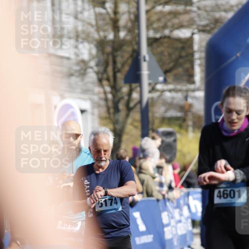 06.04.2025 - 44. Internationalen Wilhelmsburger Insellauf A. Gomolzig http://msf.ph/oto/7555318 06.04.2025 10:45:23 Ziel 3991, 3992, 4340, 4596, 4601, 5174, 5200 meine-sportfotos.de