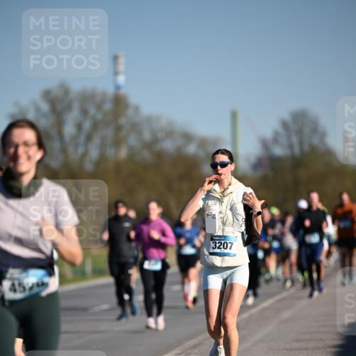 06.04.2025 - 44. Internationalen Wilhelmsburger Insellauf Dr. Thomas Lammeyer http://msf.ph/oto/7555324 06.04.2025 09:31:02 Laufen 4529, 3207 meine-sportfotos.de