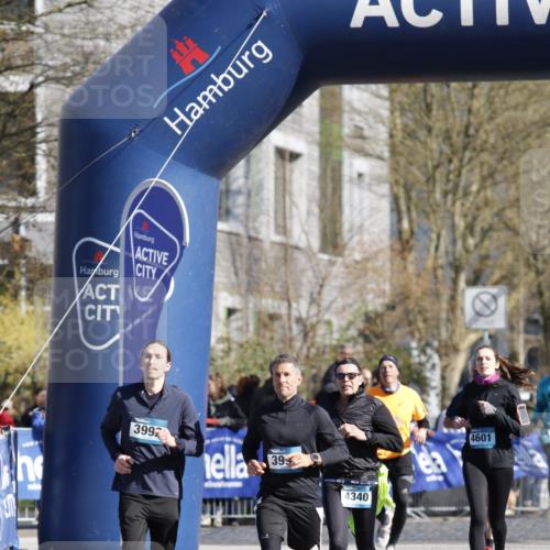06.04.2025 - 44. Internationalen Wilhelmsburger Insellauf A. Gomolzig http://msf.ph/oto/7555335 06.04.2025 10:45:12 Ziel 4039, 4361 meine-sportfotos.de