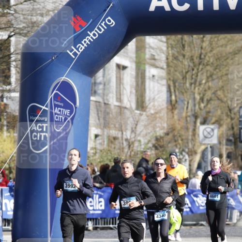 06.04.2025 - 44. Internationalen Wilhelmsburger Insellauf A. Gomolzig http://msf.ph/oto/7555336 06.04.2025 10:45:12 Ziel 4039, 4361 meine-sportfotos.de