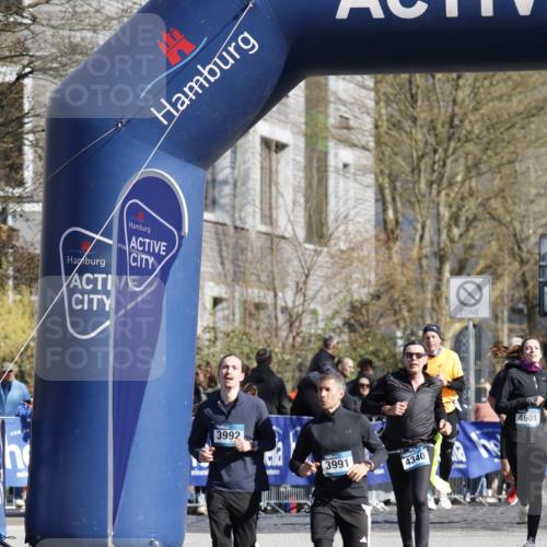 06.04.2025 - 44. Internationalen Wilhelmsburger Insellauf A. Gomolzig http://msf.ph/oto/7555338 06.04.2025 10:45:10 Ziel 3603, 3789, 4039, 4361 meine-sportfotos.de