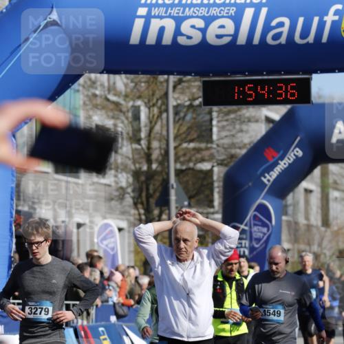 06.04.2025 - 44. Internationalen Wilhelmsburger Insellauf A. Gomolzig http://msf.ph/oto/7555347 06.04.2025 10:44:34 Ziel 3030, 3031, 3279, 3518, 4393, 4394, 4405, 4549 meine-sportfotos.de
