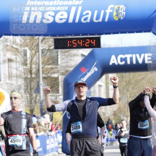 06.04.2025 - 44. Internationalen Wilhelmsburger Insellauf A. Gomolzig http://msf.ph/oto/7555353 06.04.2025 10:44:23 Ziel 3057, 3232, 3489, 4429, 5064 meine-sportfotos.de