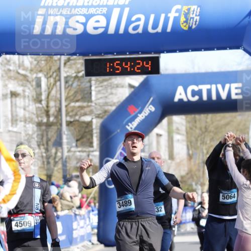 06.04.2025 - 44. Internationalen Wilhelmsburger Insellauf A. Gomolzig http://msf.ph/oto/7555355 06.04.2025 10:44:22 Ziel 3057, 3232, 3489, 4397, 4429, 5064 meine-sportfotos.de