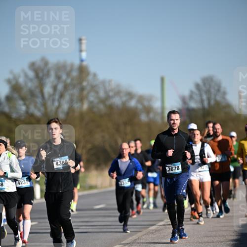 06.04.2025 - 44. Internationalen Wilhelmsburger Insellauf Dr. Thomas Lammeyer http://msf.ph/oto/7555395 06.04.2025 09:31:09 Laufen 58, 4231, 4386, 3337, 3678 meine-sportfotos.de