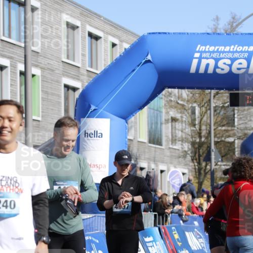06.04.2025 - 44. Internationalen Wilhelmsburger Insellauf A. Gomolzig http://msf.ph/oto/7555438 06.04.2025 10:42:41 Ziel 3320, 3503, 3903, 4240, 4297, 4458 meine-sportfotos.de