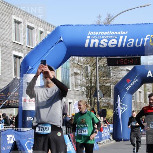 06.04.2025 - 44. Internationalen Wilhelmsburger Insellauf A. Gomolzig http://msf.ph/oto/7555554 06.04.2025 10:40:40 Ziel 3021, 3086, 3120, 3263, 3319, 3365, 3574, 3652, 4264, 4445 meine-sportfotos.de