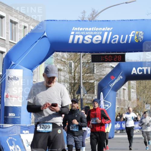 06.04.2025 - 44. Internationalen Wilhelmsburger Insellauf A. Gomolzig http://msf.ph/oto/7555570 06.04.2025 10:40:26 Ziel 3001, 3617, 3974, 4139 meine-sportfotos.de