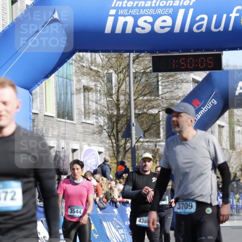 06.04.2025 - 44. Internationalen Wilhelmsburger Insellauf A. Gomolzig http://msf.ph/oto/7555596 06.04.2025 10:40:03 Ziel 3544, 3729, 3887, 4380 meine-sportfotos.de