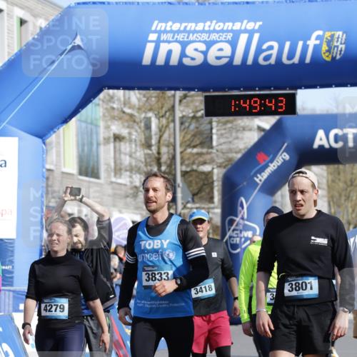 06.04.2025 - 44. Internationalen Wilhelmsburger Insellauf A. Gomolzig http://msf.ph/oto/7555636 06.04.2025 10:39:41 Ziel 3417, 3418, 3756, 3801, 3833, 4067, 5095, 5179 meine-sportfotos.de