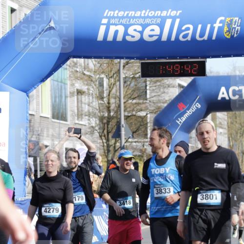 06.04.2025 - 44. Internationalen Wilhelmsburger Insellauf A. Gomolzig http://msf.ph/oto/7555640 06.04.2025 10:39:41 Ziel 3417, 3418, 3756, 3801, 3833, 4067, 5095, 5179 meine-sportfotos.de