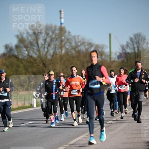 06.04.2025 - 44. Internationalen Wilhelmsburger Insellauf Dr. Thomas Lammeyer http://msf.ph/oto/7555668 06.04.2025 09:31:34 Laufen 4452, 1031, 3238, 4552 meine-sportfotos.de
