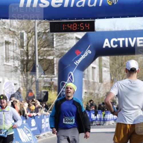 06.04.2025 - 44. Internationalen Wilhelmsburger Insellauf A. Gomolzig http://msf.ph/oto/7555710 06.04.2025 10:38:52 Ziel 3672, 4246, 5008, 5143 meine-sportfotos.de