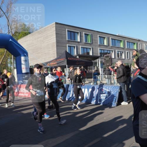 06.04.2025 - 44. Internationalen Wilhelmsburger Insellauf Luisa Fischer http://msf.ph/oto/7555718 06.04.2025 08:51:26 Ziel 1, 26, 4153, 4227, 5178, 45 meine-sportfotos.de