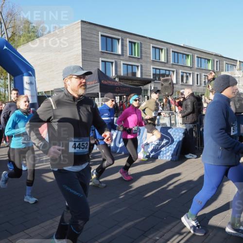 06.04.2025 - 44. Internationalen Wilhelmsburger Insellauf Luisa Fischer http://msf.ph/oto/7555734 06.04.2025 08:51:44 Ziel 3890, 432, 4452, 32, 4059 meine-sportfotos.de