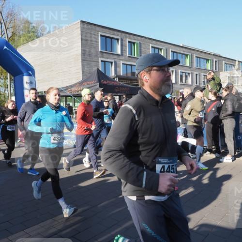 06.04.2025 - 44. Internationalen Wilhelmsburger Insellauf Luisa Fischer http://msf.ph/oto/7555736 06.04.2025 08:51:44 Ziel 3045, 4444, 3106, 3890, 4324, 3109, 405, 44, 445, 3 meine-sportfotos.de