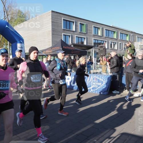 06.04.2025 - 44. Internationalen Wilhelmsburger Insellauf Luisa Fischer http://msf.ph/oto/7555741 06.04.2025 08:51:49 Ziel 49, 231, 3951, 3937, 4433 meine-sportfotos.de
