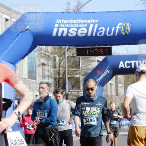 06.04.2025 - 44. Internationalen Wilhelmsburger Insellauf A. Gomolzig http://msf.ph/oto/7555758 06.04.2025 10:37:55 Ziel 3496, 4451, 4530, 4579 meine-sportfotos.de