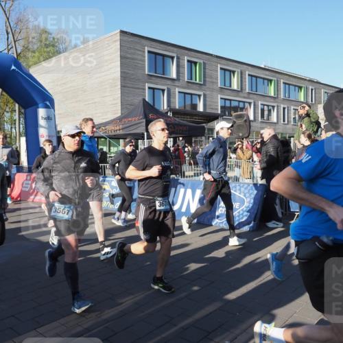 06.04.2025 - 44. Internationalen Wilhelmsburger Insellauf Luisa Fischer http://msf.ph/oto/7555767 06.04.2025 08:51:51 Ziel 3094, 3567, 3674, 40 meine-sportfotos.de