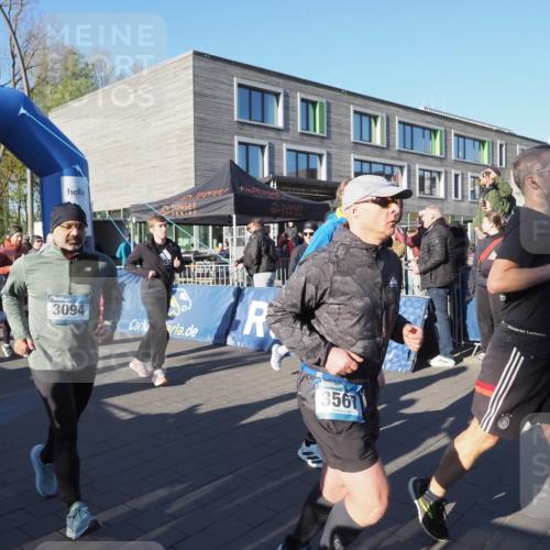 06.04.2025 - 44. Internationalen Wilhelmsburger Insellauf Luisa Fischer http://msf.ph/oto/7555775 06.04.2025 08:51:51 Ziel 5, 4339, 3094, 3567, 367 meine-sportfotos.de